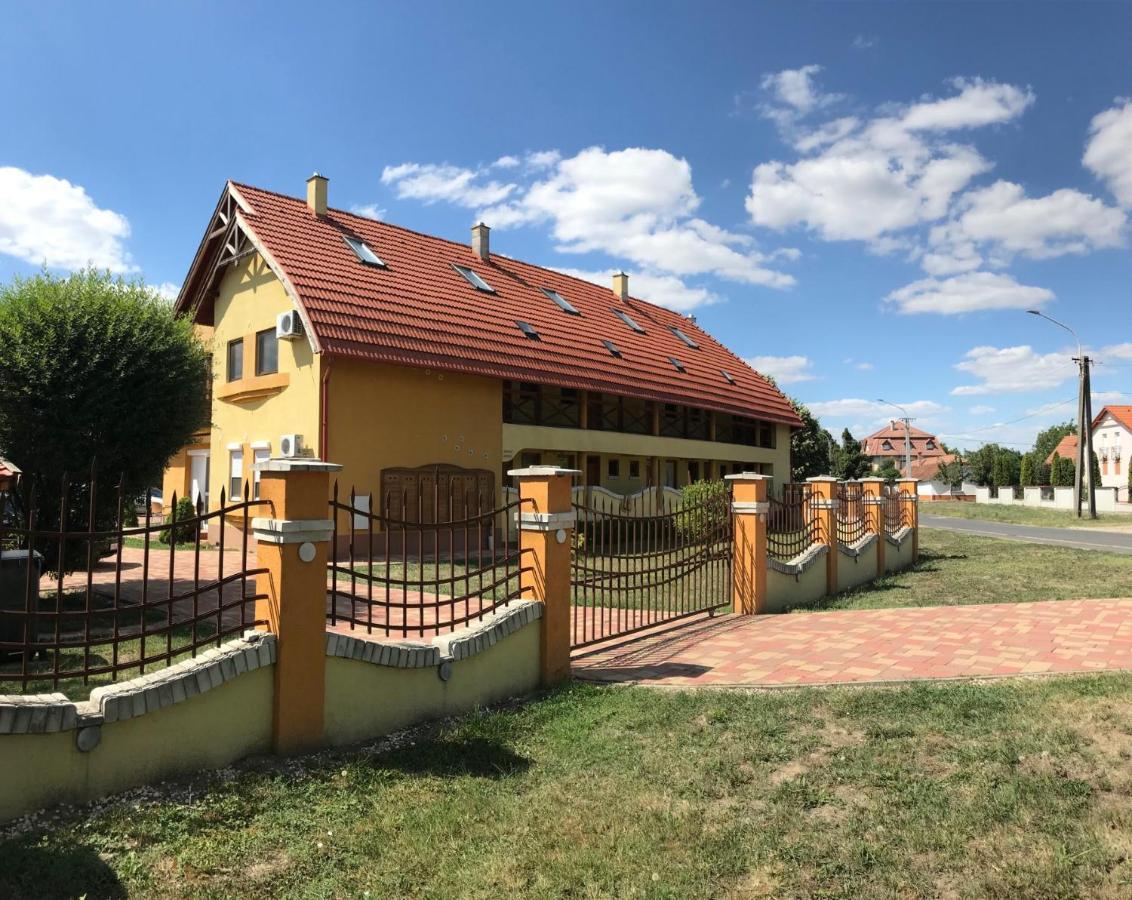 Pitypang Apartman Gyula Exteriör bild