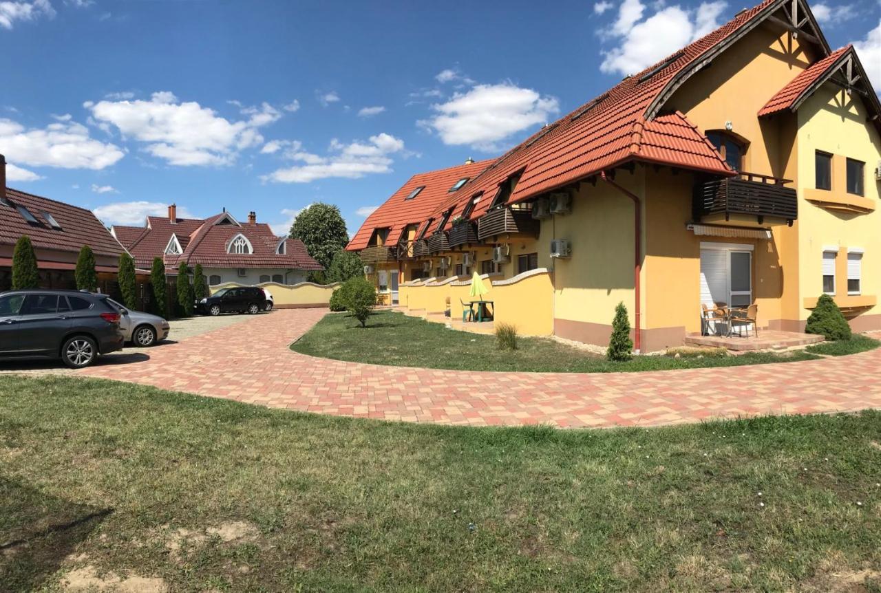 Pitypang Apartman Gyula Exteriör bild